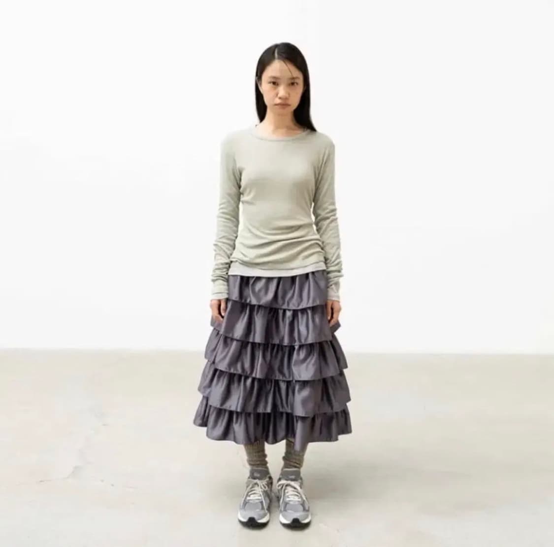 999휴머니티 새틴 러플 스커트 그레이 상품이미지3