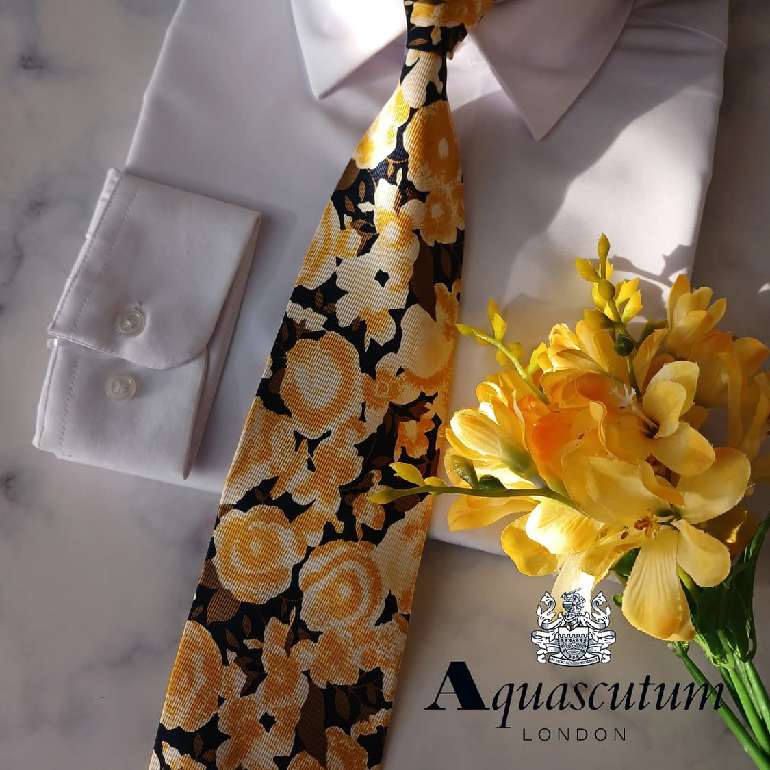 아쿠아스큐텀 실크 옐로우 플라워 넥타이 9.9cm A+등급 A19454
 상품이미지1