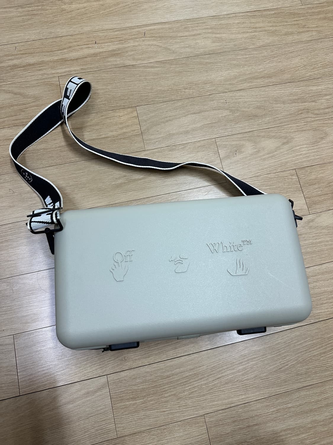 오프화이트 x 아모레퍼시픽 프로텍션 박스 크로스백 상품이미지1