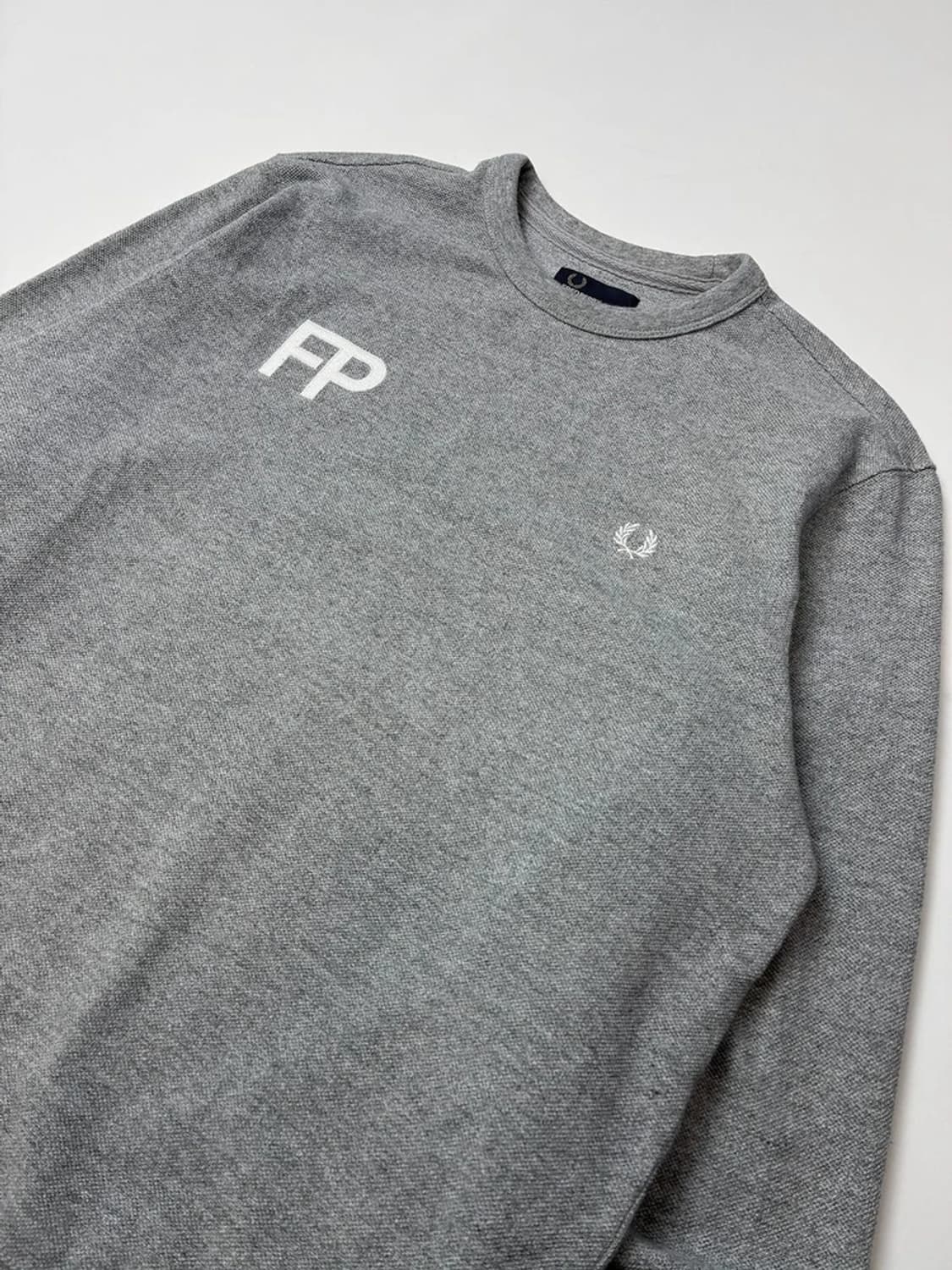 프레드페리 FP 로고 오버핏 맨투맨 PN5197 상품이미지2