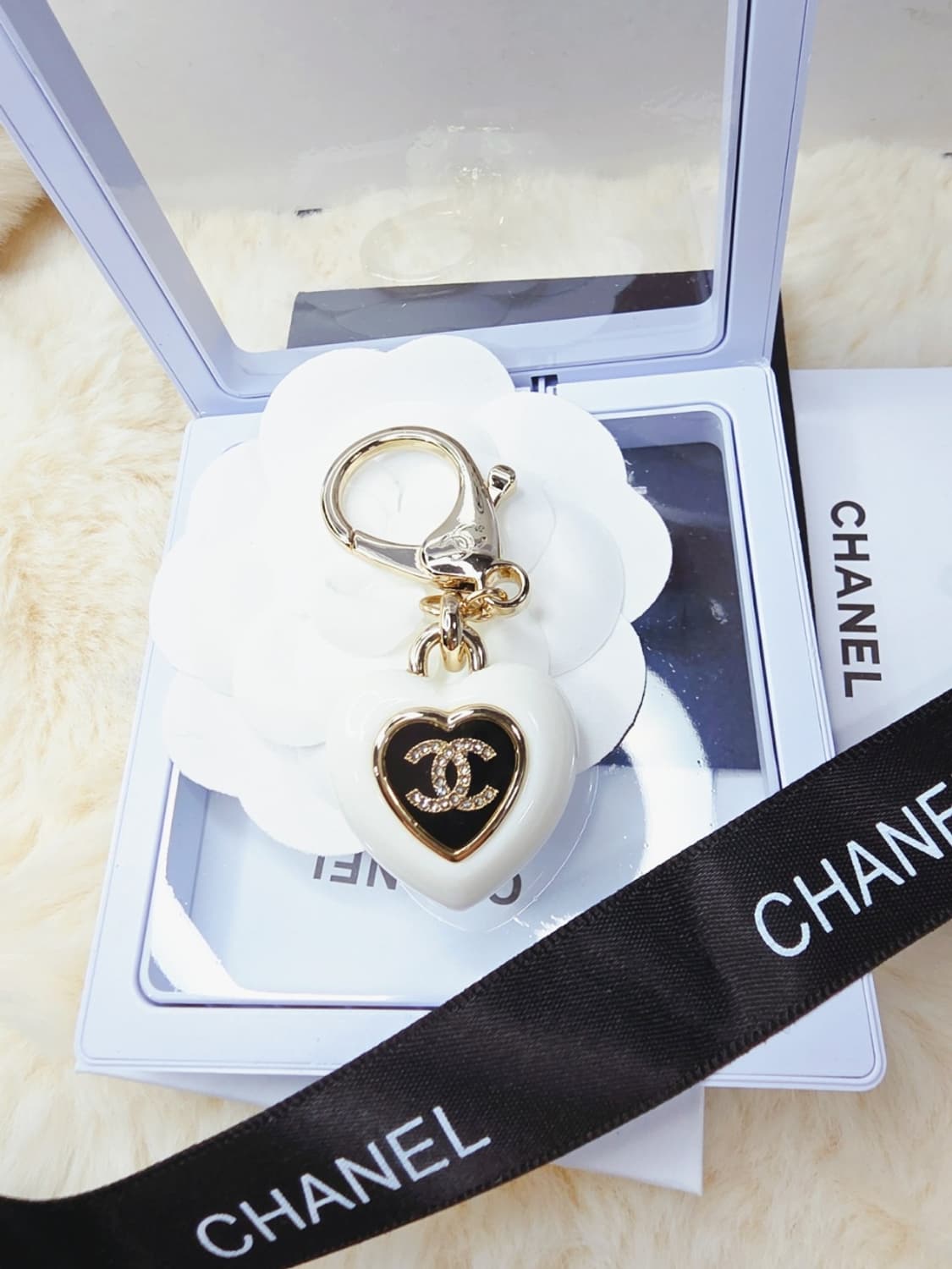 빈티지 샤넬 화이트 레진하트 브로치 상품이미지1