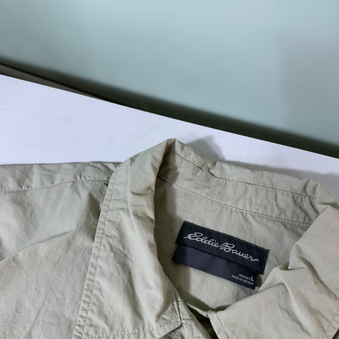 우먼L 에디바우어 파스텔베이지 투포켓 나일론 반팔셔츠 상품이미지2