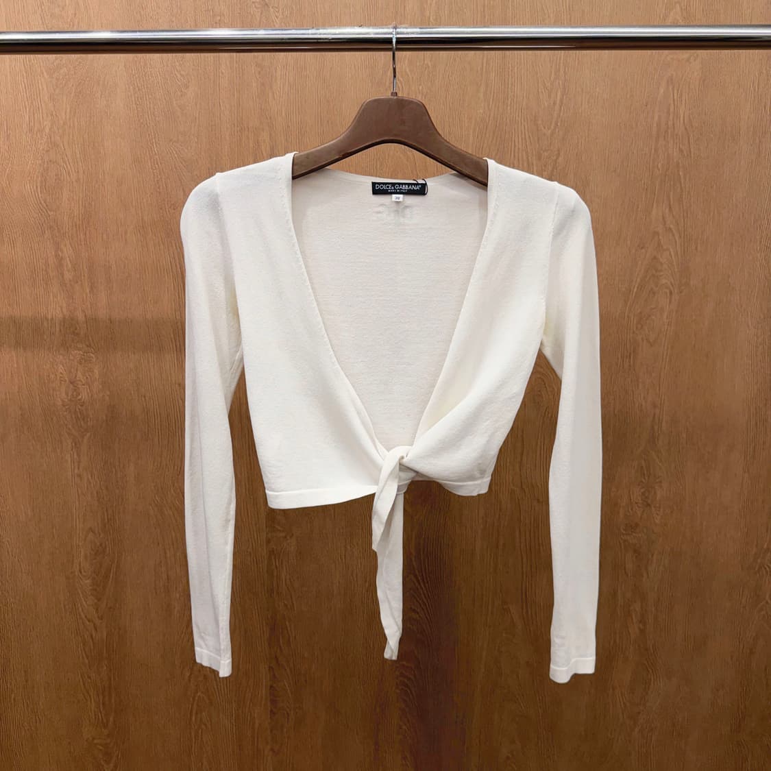 돌체앤가바나 랩 니트 가디건 긴팔 크롭 로고 프린팅 디테일 화이트 상품이미지2