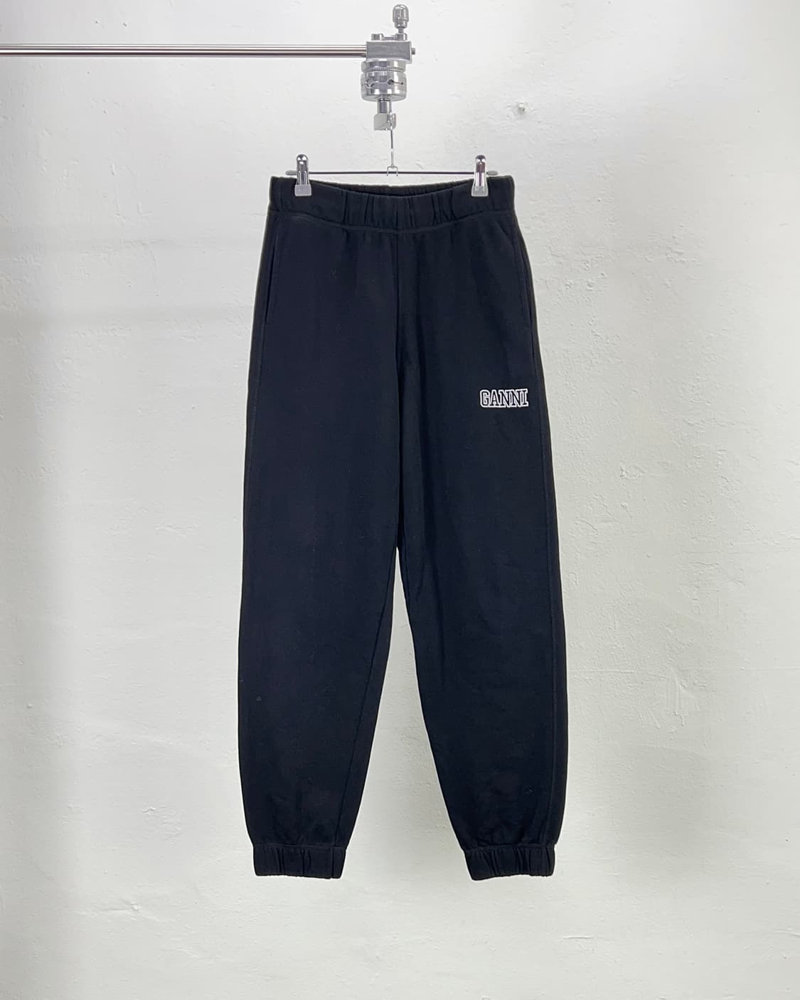 가니 소프트웨어 이솔리 엠브로이더 블랙 트랙 팬츠 상품이미지1