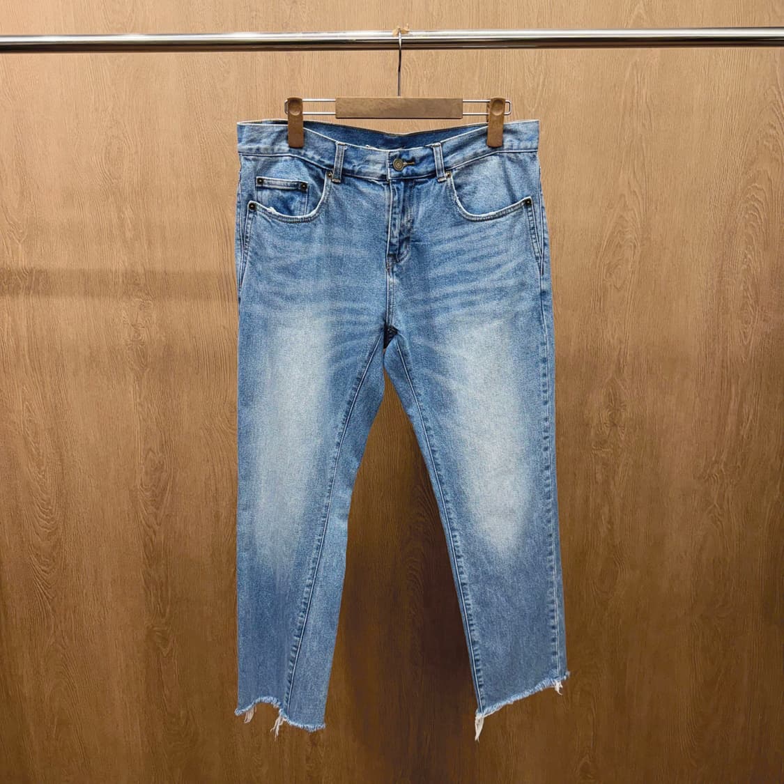 생로랑 파리 데님 팬츠 페이드 워싱 밑단 컷오프 마감 자수 디테일 연청 상품이미지2