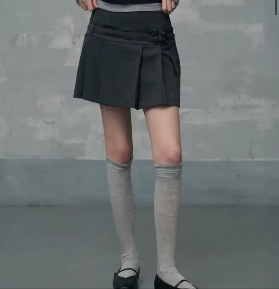 레더리 더블 스트랩 플리츠 미니스커트 챠콜 M 상품이미지1