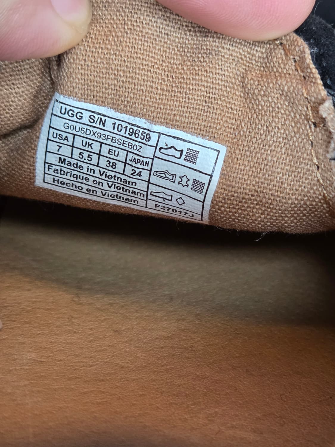 어그 플러피 슬립온 블랙 색상 240mm입니다. 부드러운 양털 안감으로  상품이미지6