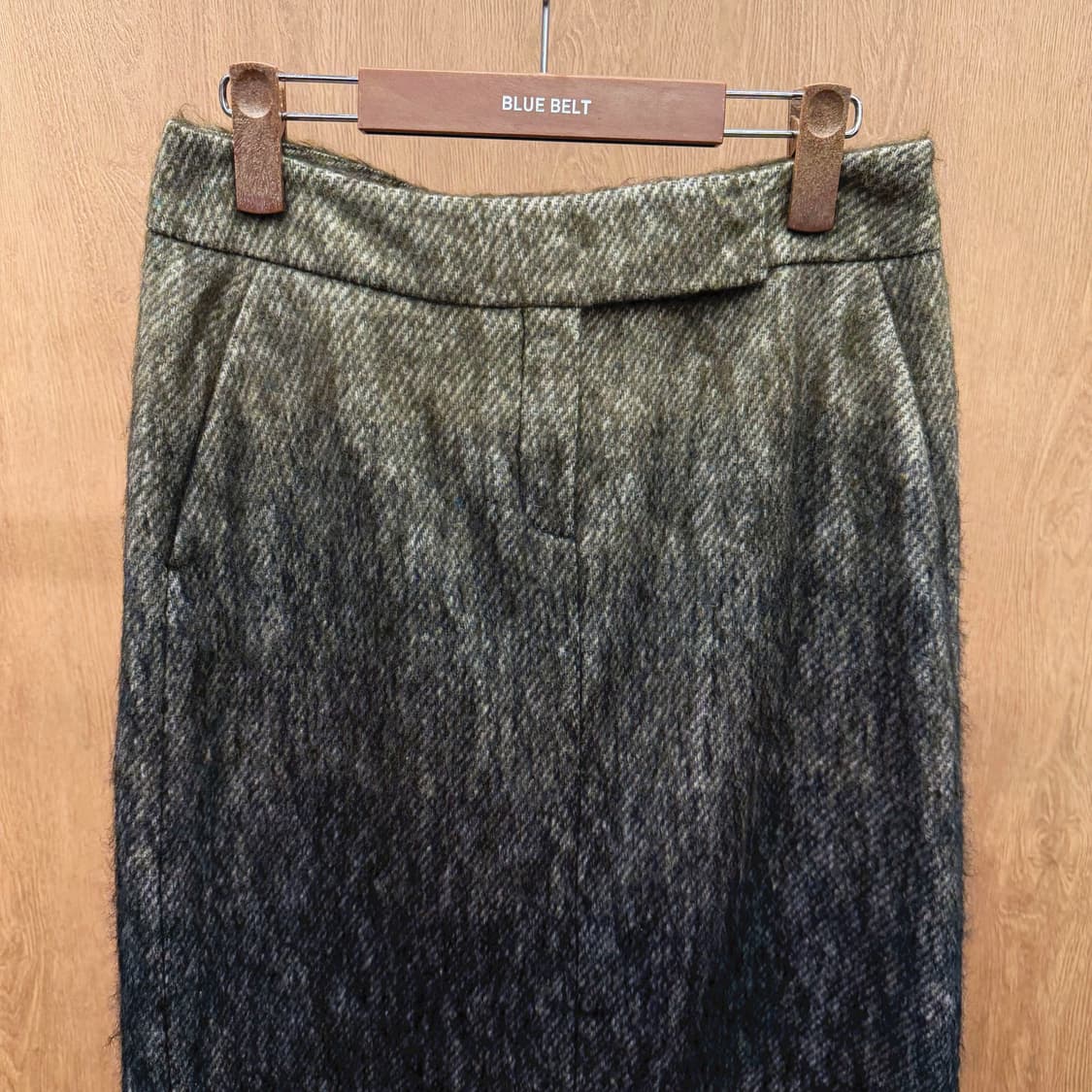 셀린느 H라인 울 미디 스커트 헤링본 패턴 그라데이션 디테일 올리브 블랙 상품이미지4