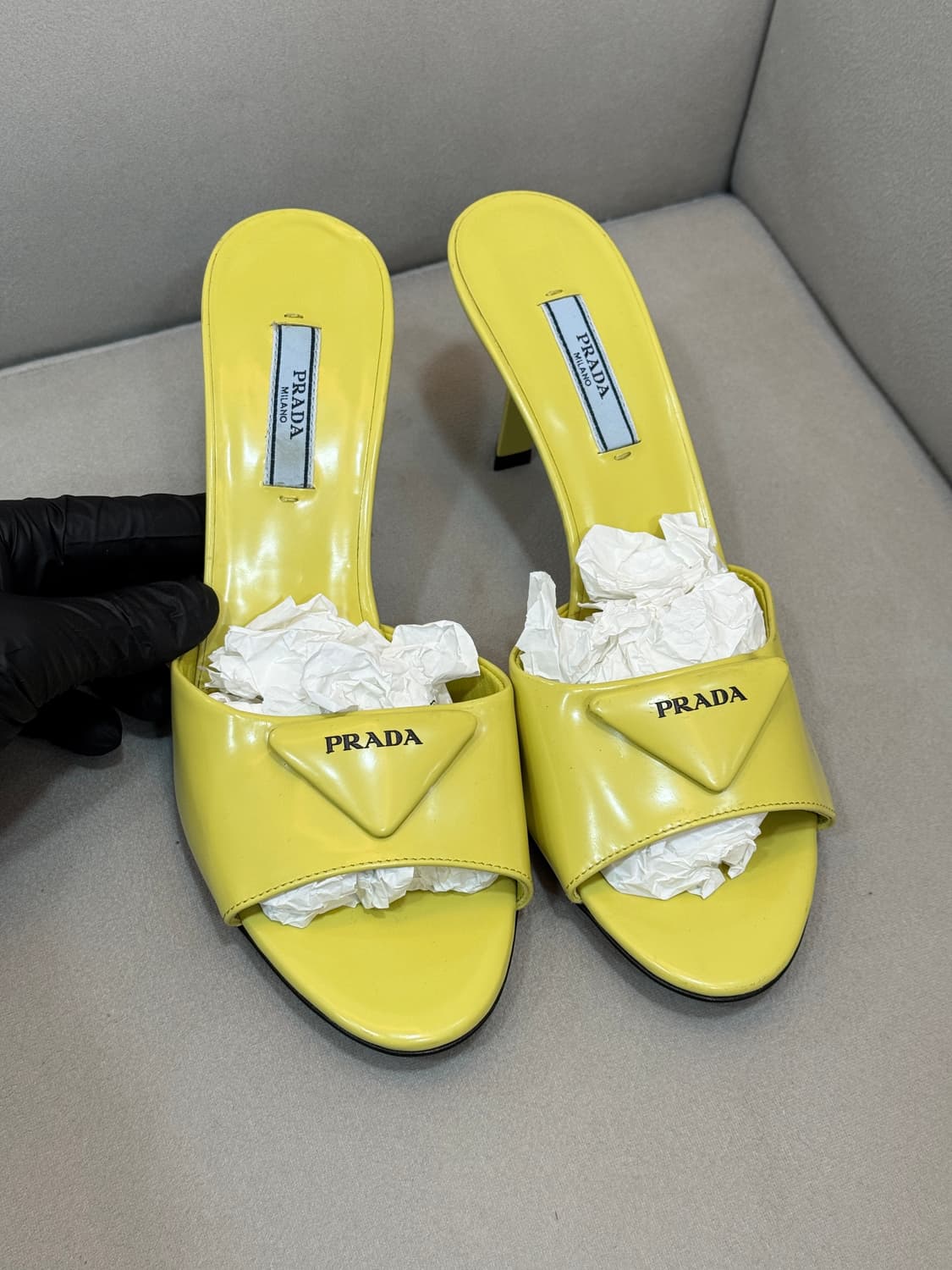 새상품급 프라다 브러쉬드 펌프스 구두 상품이미지2