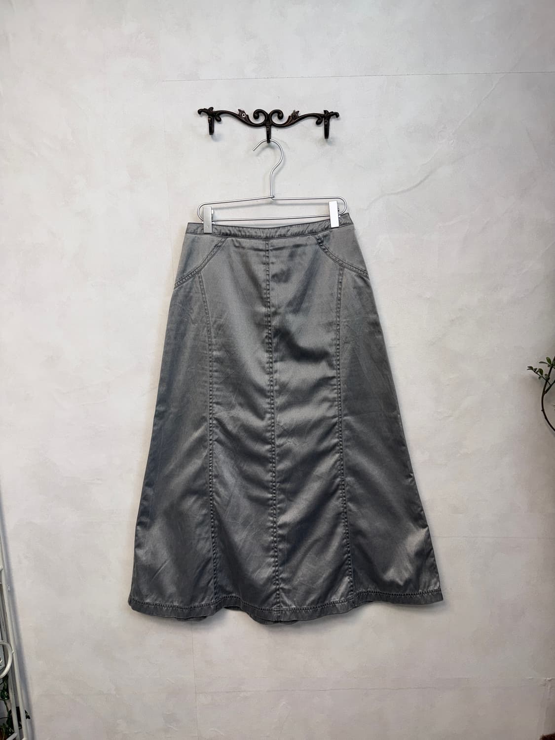 Silver satin line flare long skirt 상품이미지3