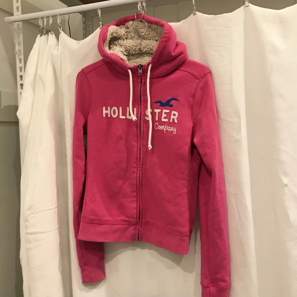 Hollister 홀리스터 딱붙핏 핫핑크 양털 후드집업 상품이미지3