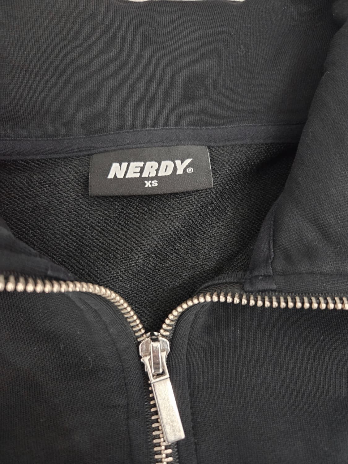 널디 NERDY 블랙 하프집업 크롭 맨투맨_XS 상품이미지5