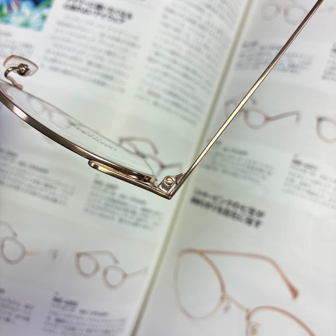 VERA WANG 베라왕 스와로브스키 골드 반무테 티타늄 안경 상품이미지5