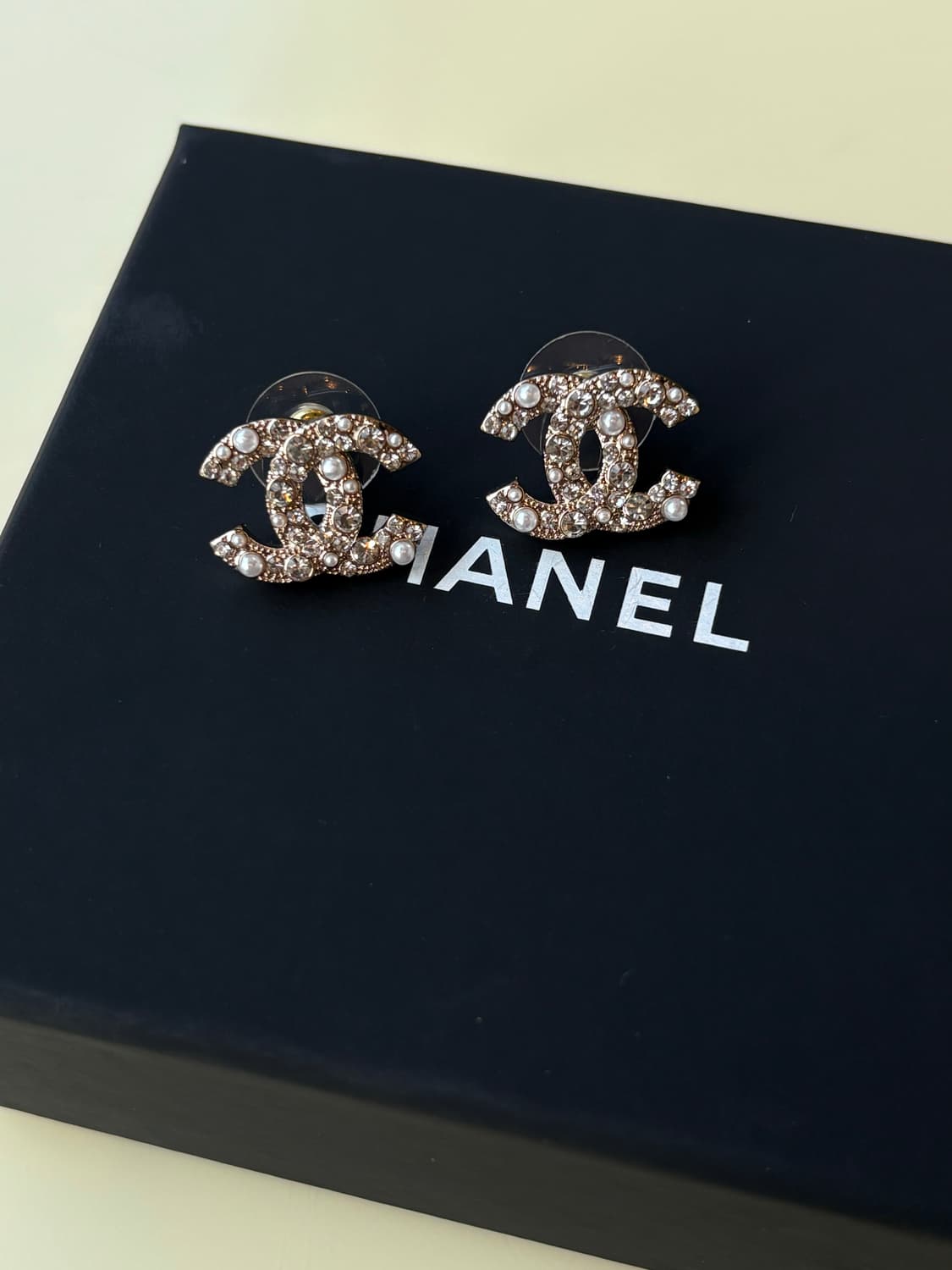 샤넬 정품 업사이클링 cc로고 진주 펄 크리스탈 귀걸이 상품이미지1