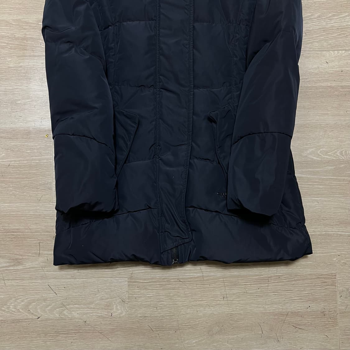 켈빈클라인 진스 여성 덕다운 와펜 후드 롱패딩 점퍼 [네이비] XS/85 상품이미지3