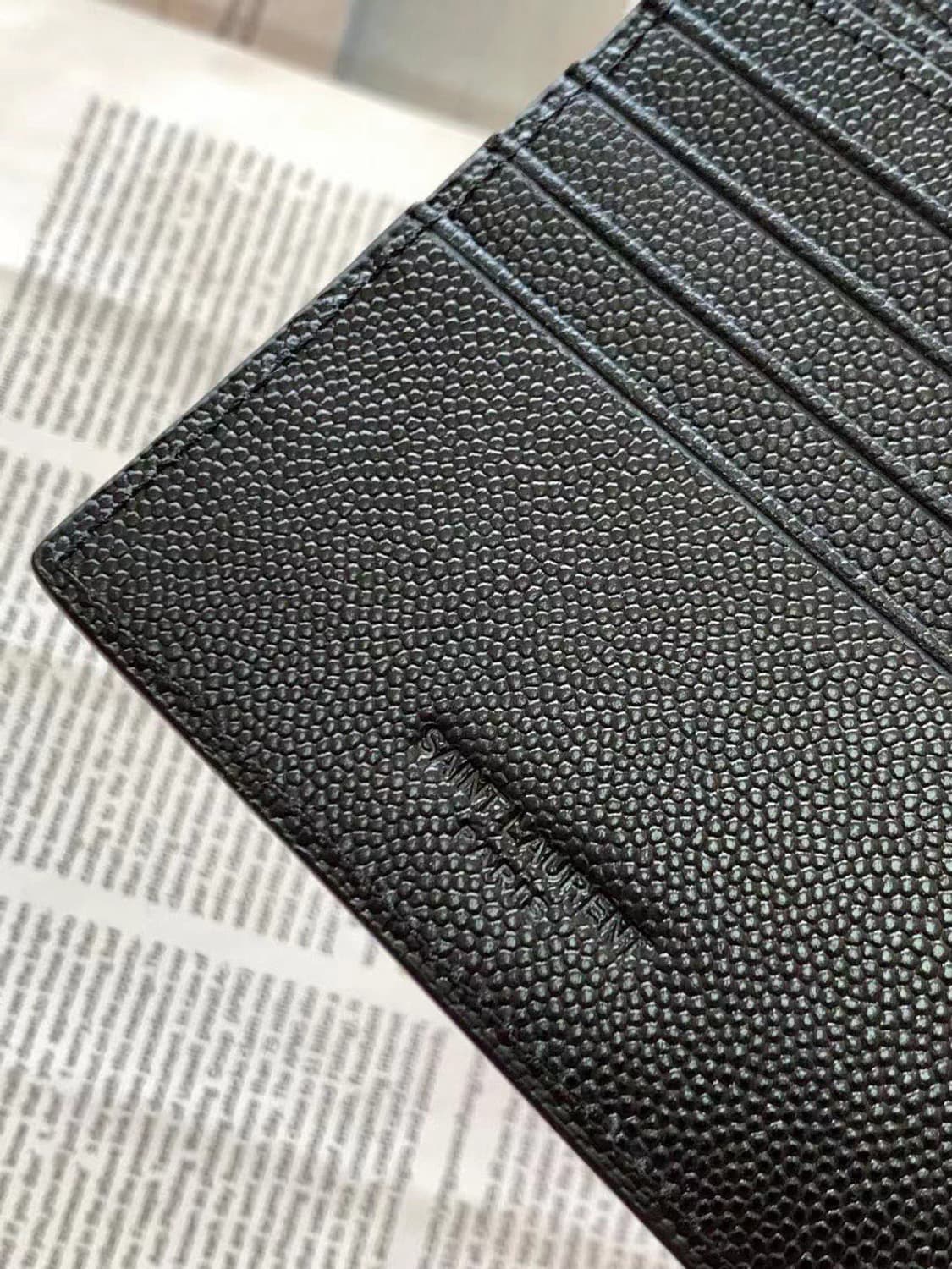 생로랑 파리 그랑 드 뿌드르 텍스쳐드 레더 이스트/웨스트 지갑 블랙 상품이미지7