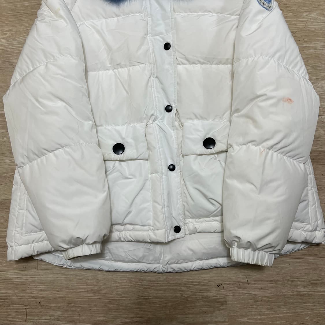 몽클레어 여성 구스다운 와펜 퍼트리밍 패딩 점퍼 [화이트] 3사이즈 상품이미지3