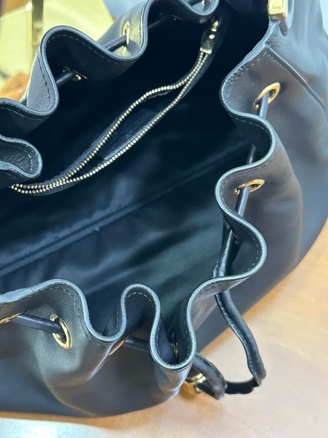 페레가모 블랙 금장 버킷백 상품이미지8