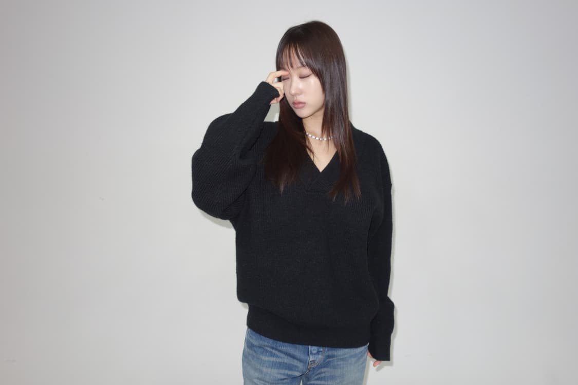 블랙 브이넥 니트 상품이미지1