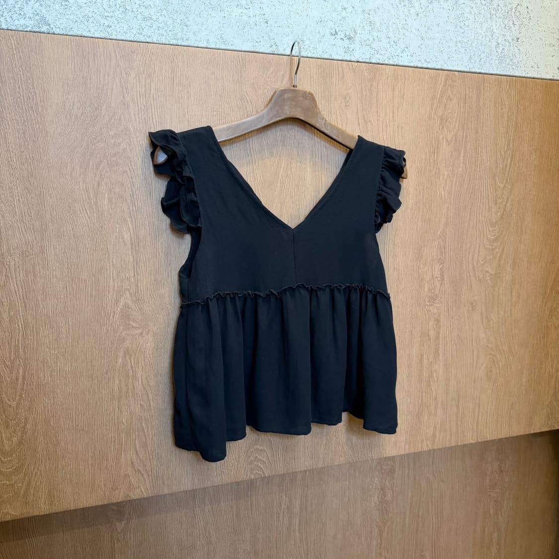 빈티지 브이넥 블라우스 프릴 숄더 리본 타이 스트랩 디테일 루즈핏 블랙 상품이미지2