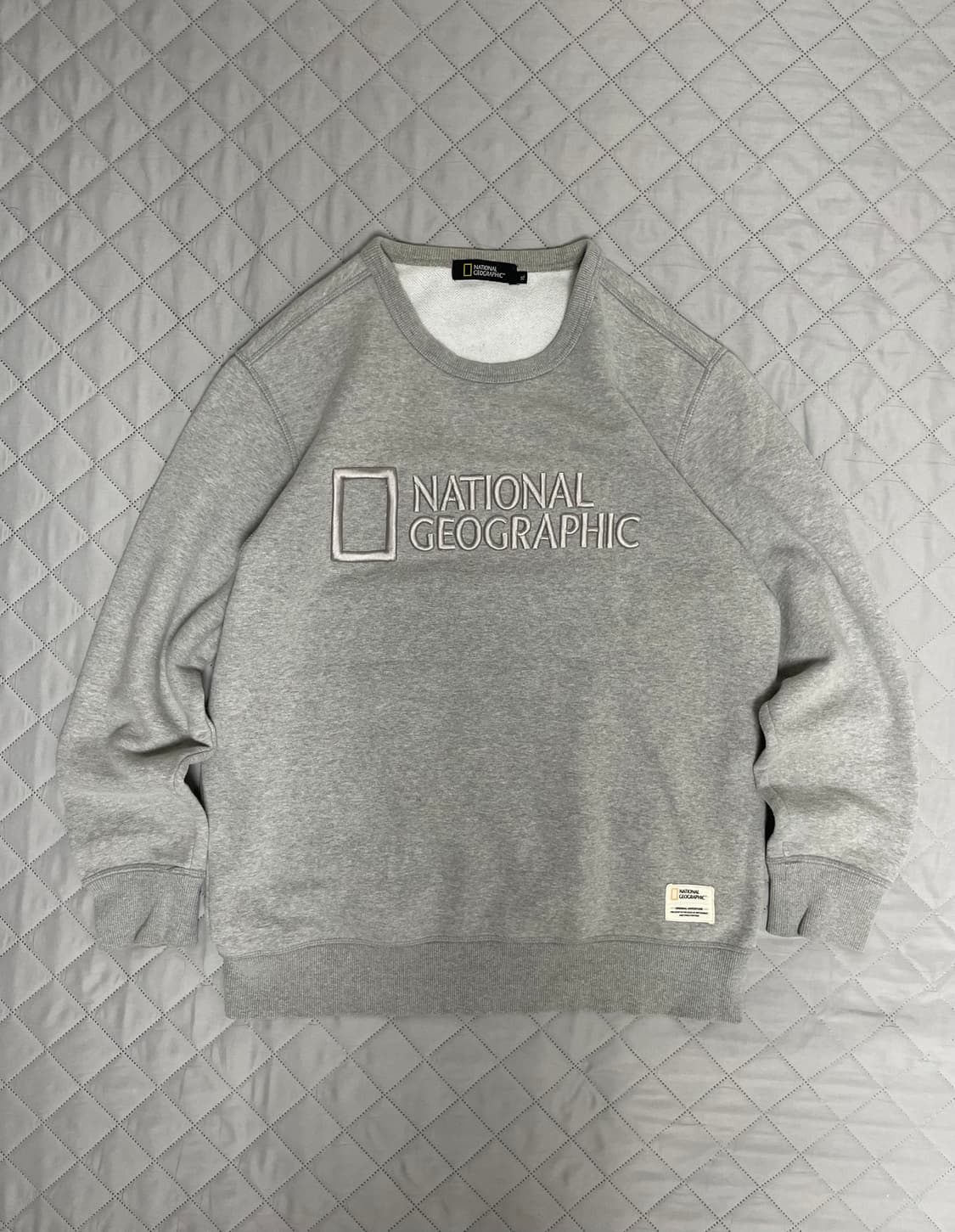 내셔널지오그래픽 자수 맨투맨 그레이 상품이미지1