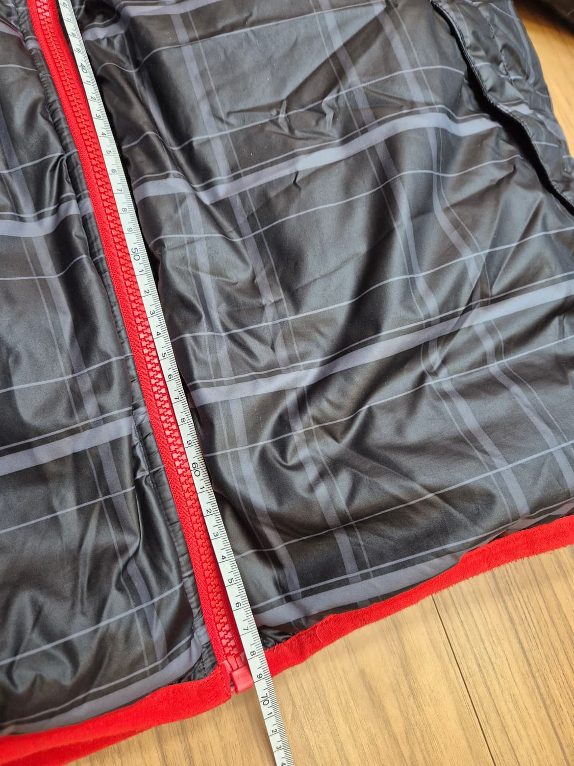 나이키 양면 패딩 M사이즈 판매합니다. 한쪽 면은 강렬한 빨간색이고 다른 상품이미지8