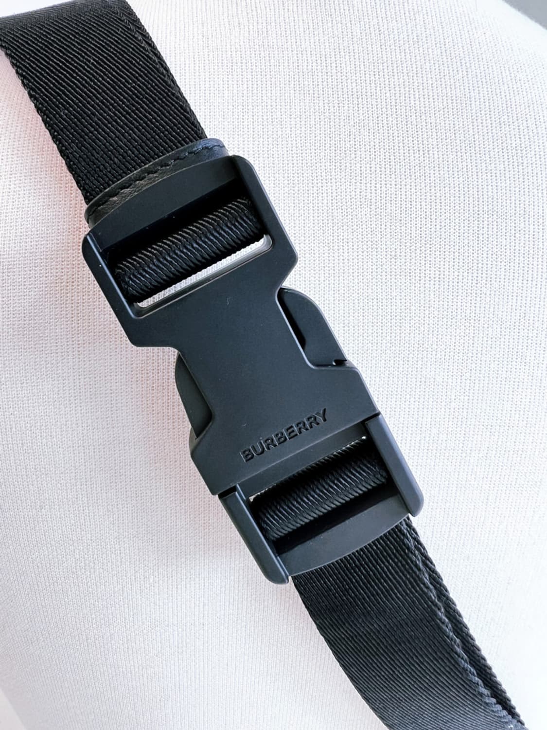 [새상품급] 버버리 캐논 나일론 벨트백 블랙 상품이미지9