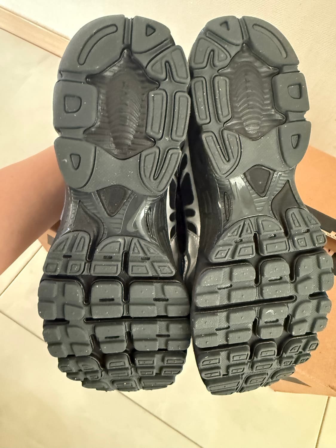 나이키 에어맥스 모토 2K 블랙 메탈릭 실버 285 상품이미지5