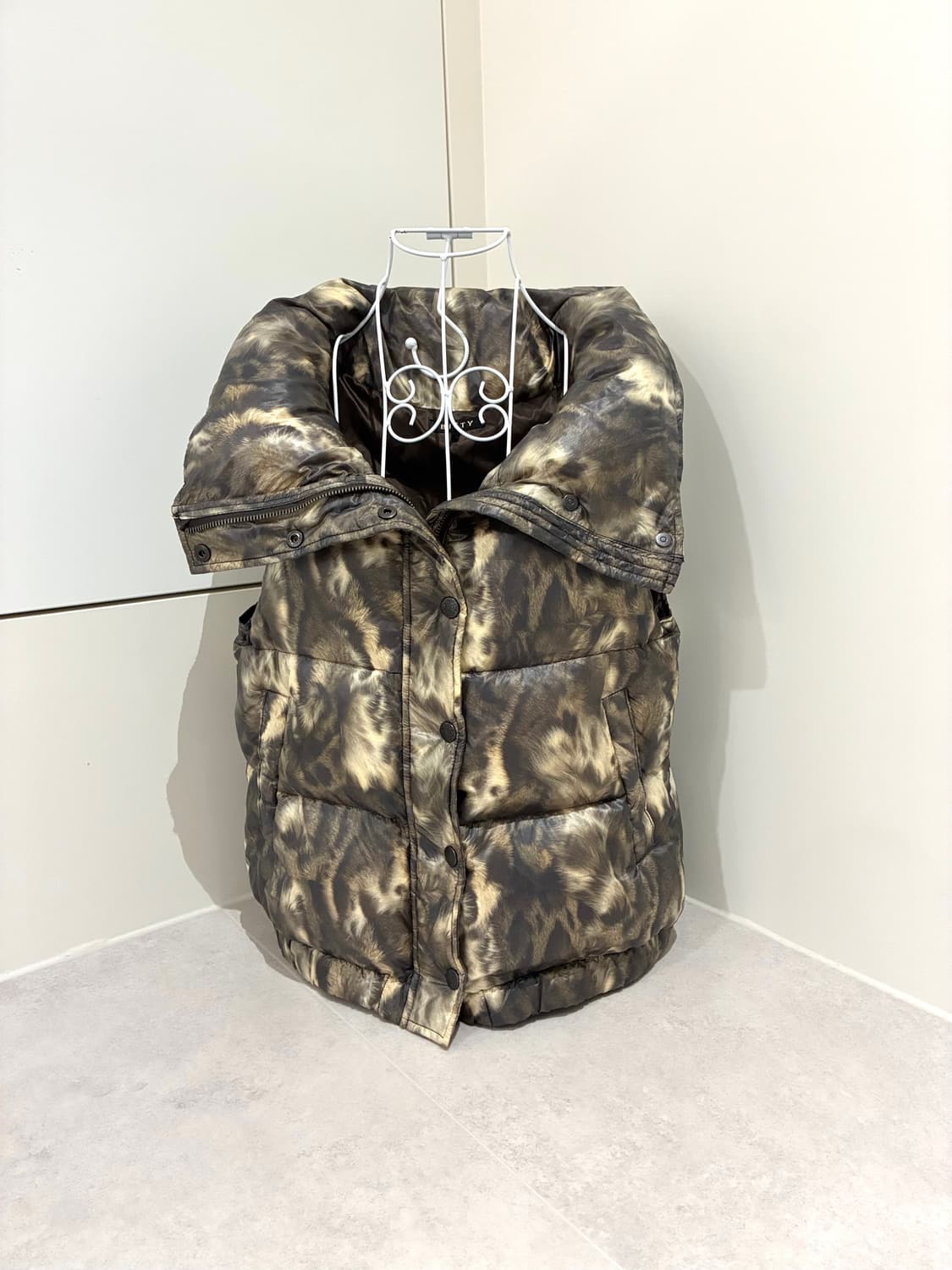 하이넥 호피 리얼다운 패딩조끼 상품이미지2