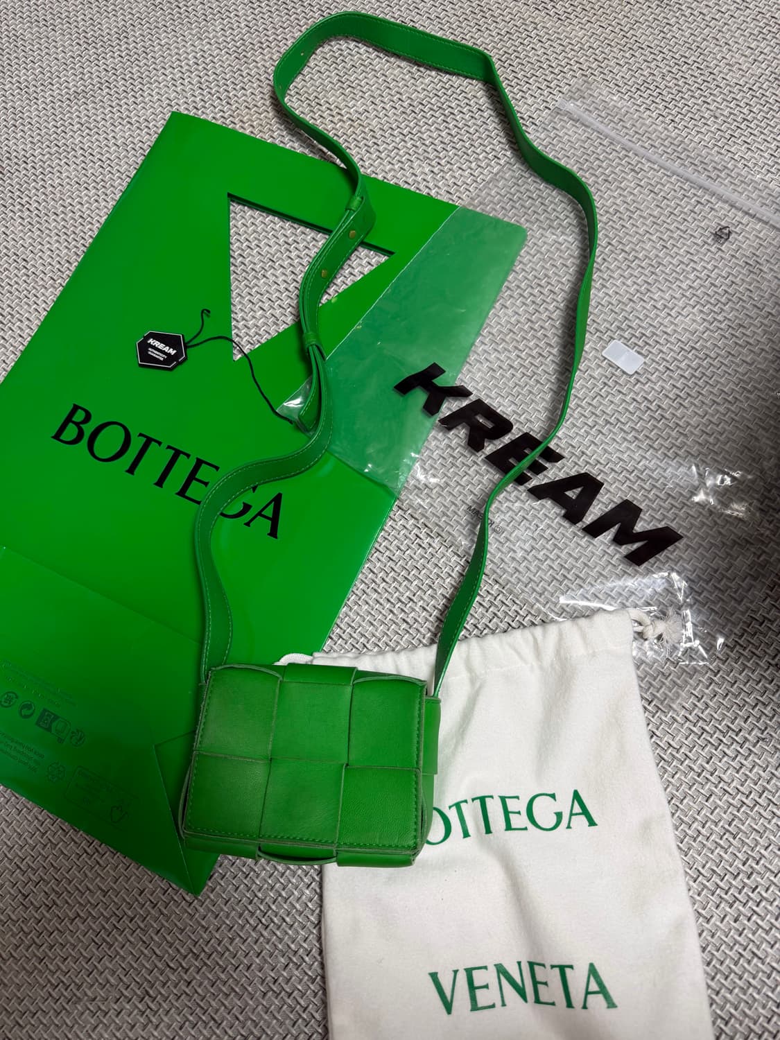 크림 풀구성 보테가베네타 그린 미니 카세트백 상품이미지1