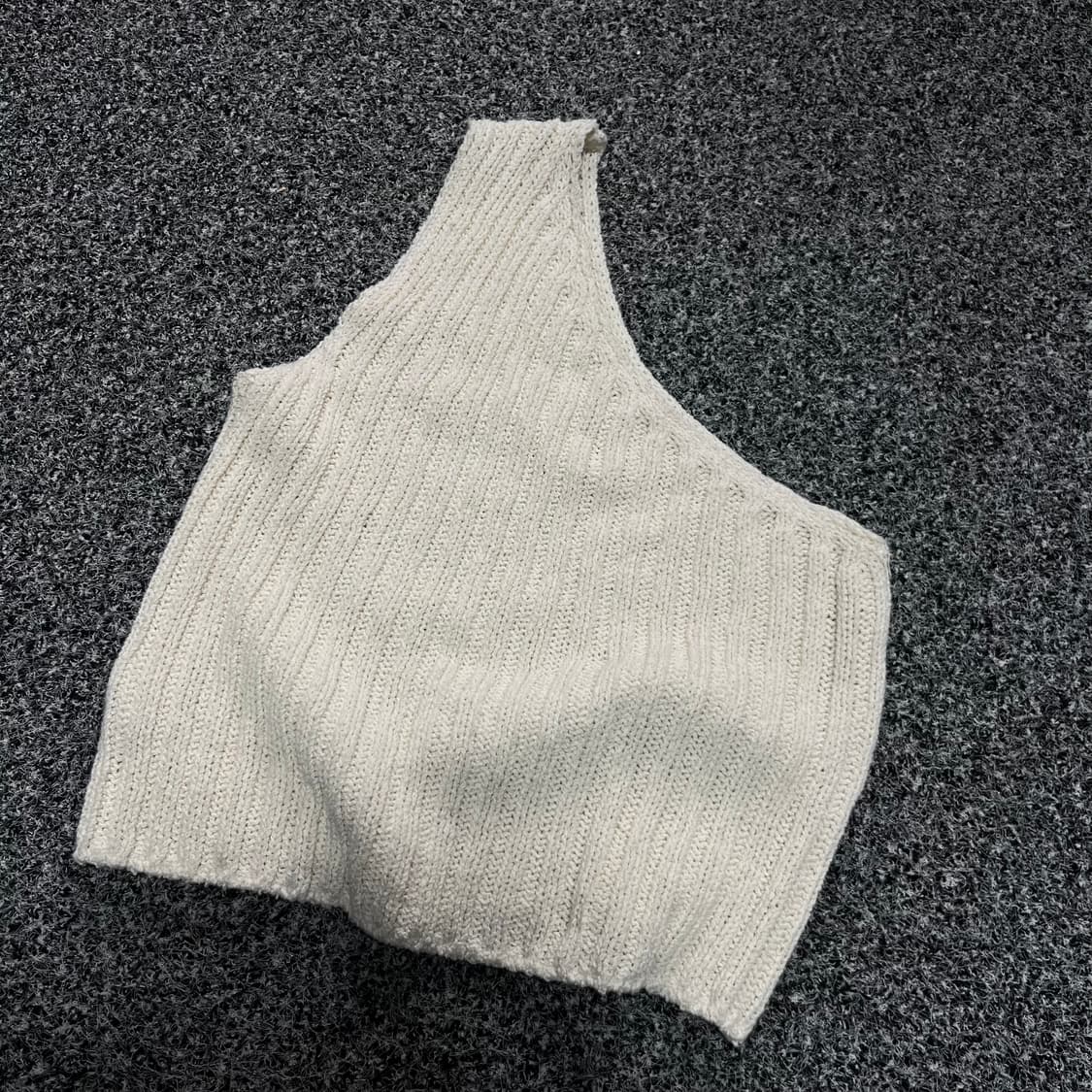 앤유브라운 원숄더 니트 탑 상품이미지1