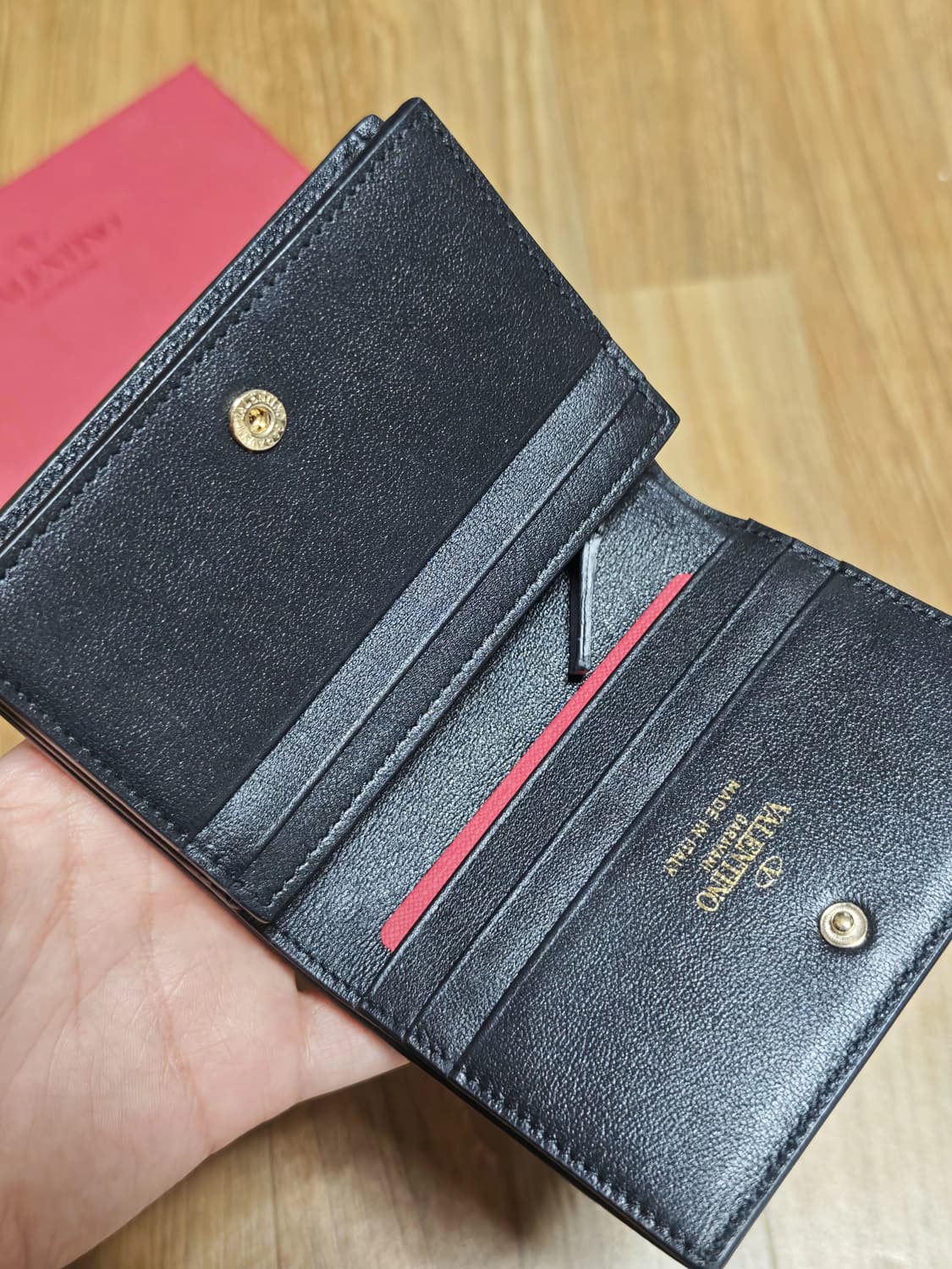 발렌티노 락스터드 반지갑 블랙 판매합니다! 상품이미지6