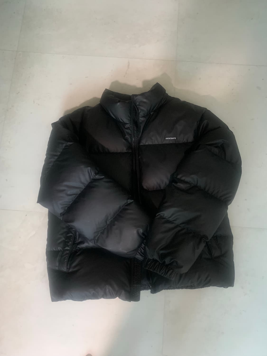 데상트 숏 푸퍼 다운레더자켓 숏패딩 상품이미지1