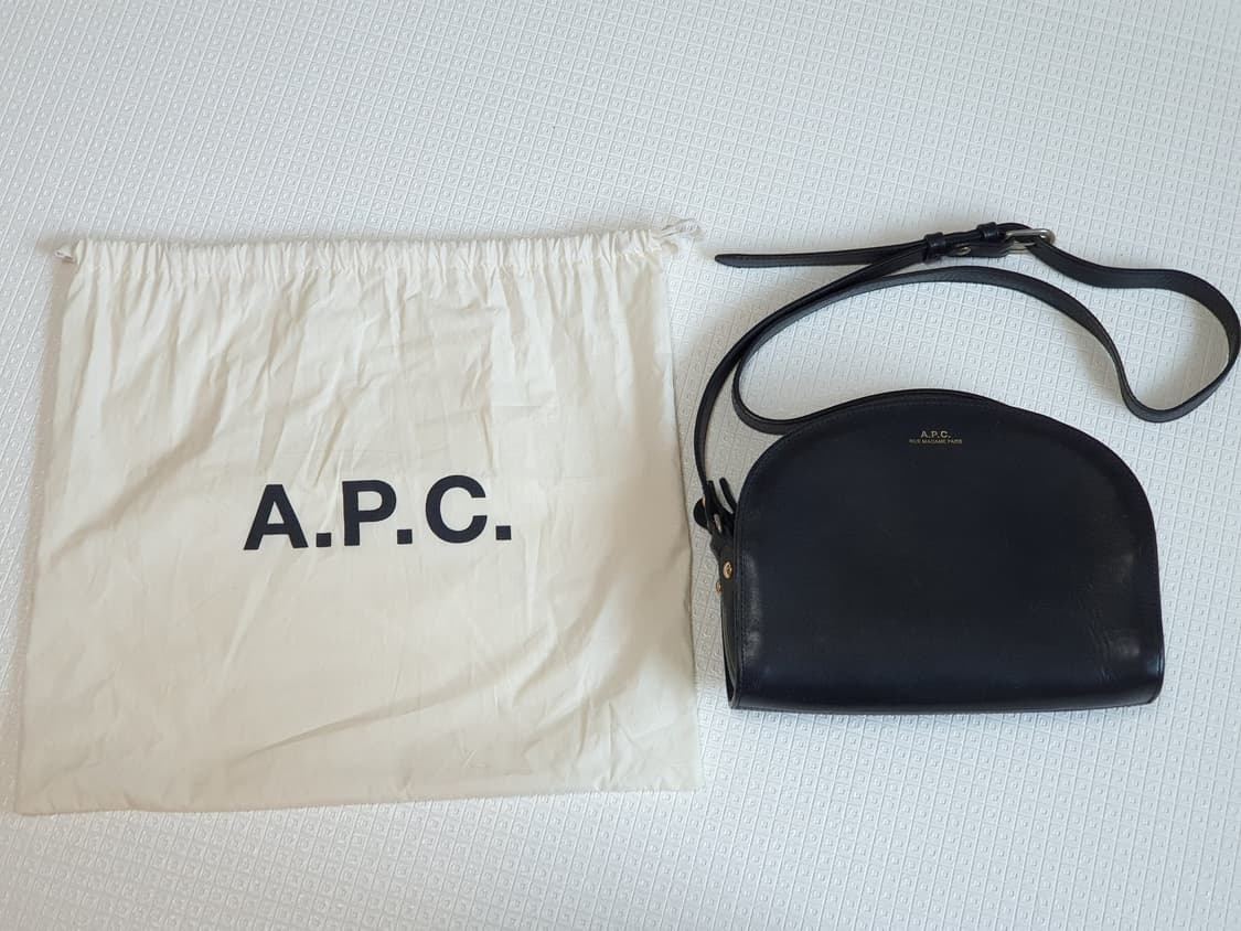 A.P.C. 하프문백 블랙 더스트백 포함 상품이미지1