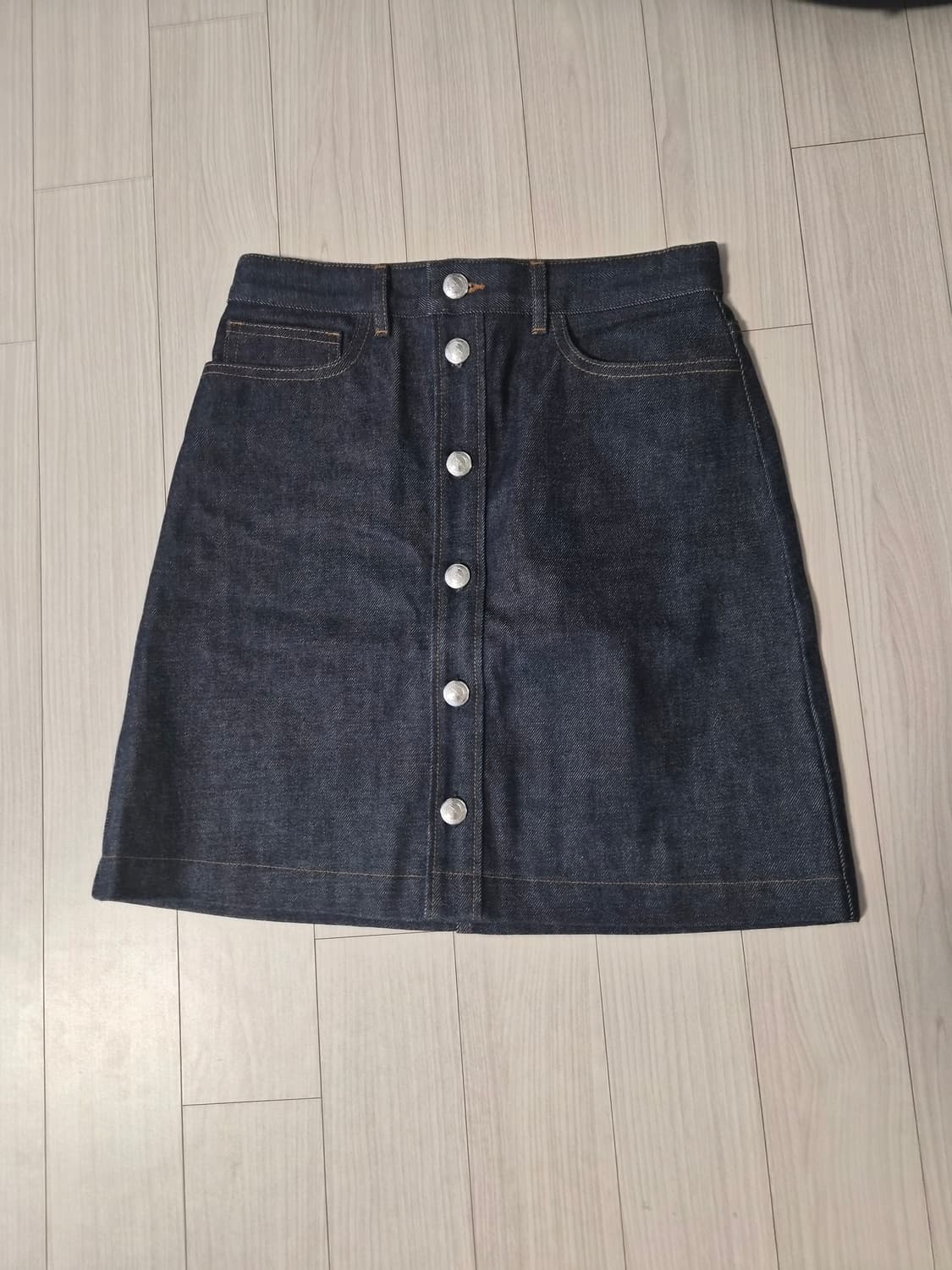 새상품 A.P.C. 아페쎄 생지 데님 버튼 미니스커트 (36사이즈) 상품이미지1