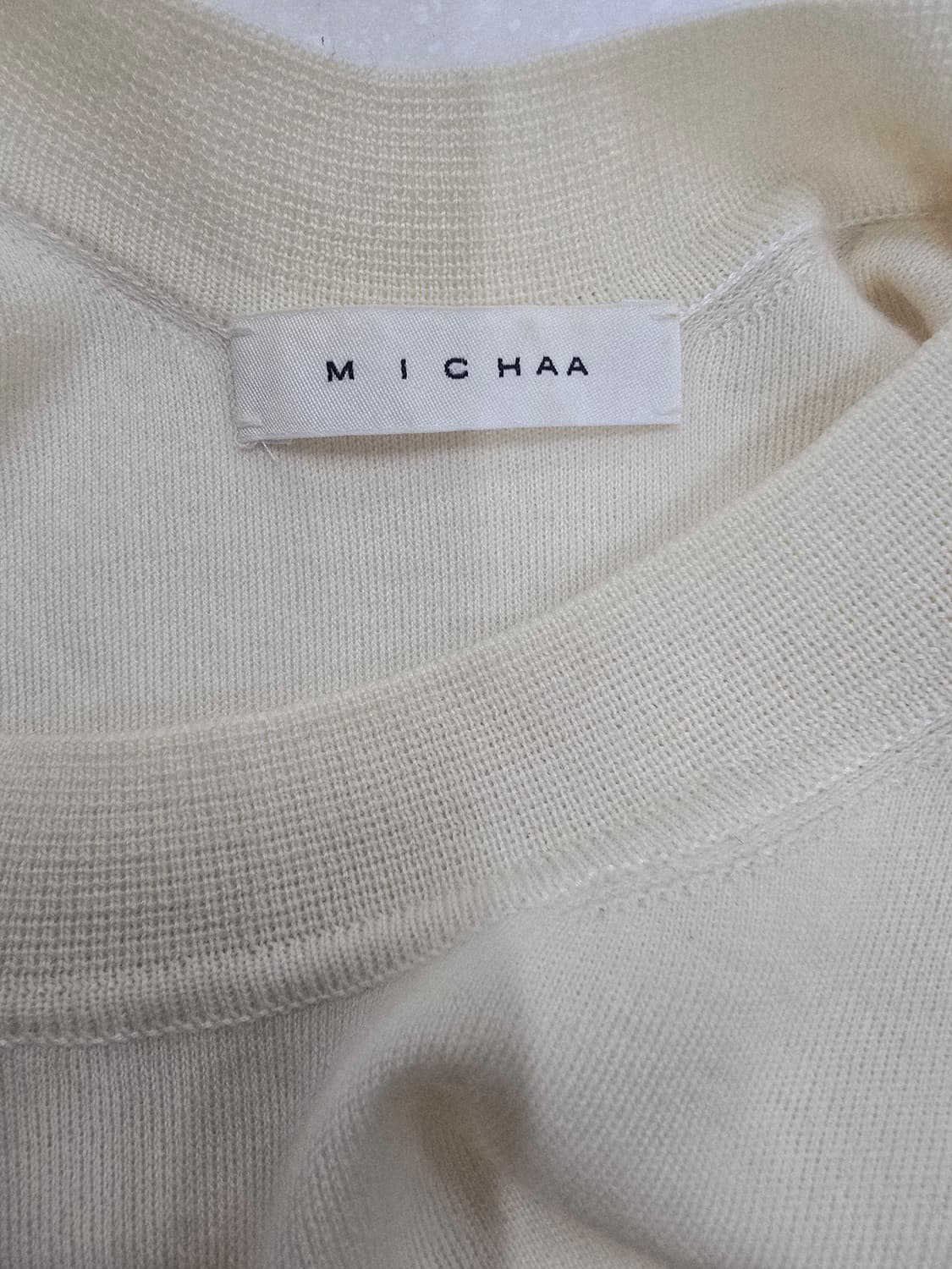 미샤 아이보리색 니트 스웨터 언발란싱 상품이미지8