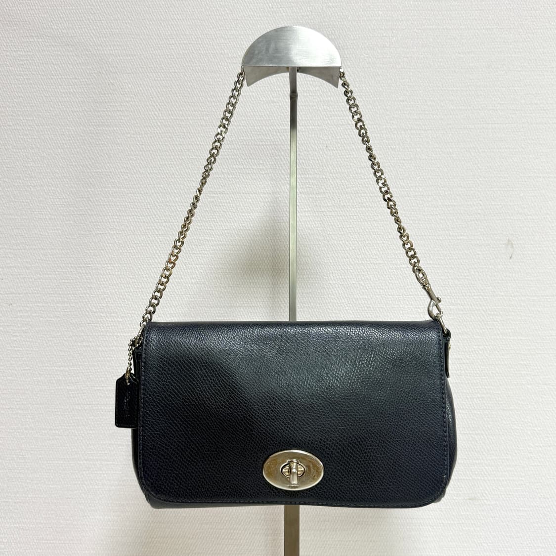 코치 네이비 체인 미니백 상품이미지1