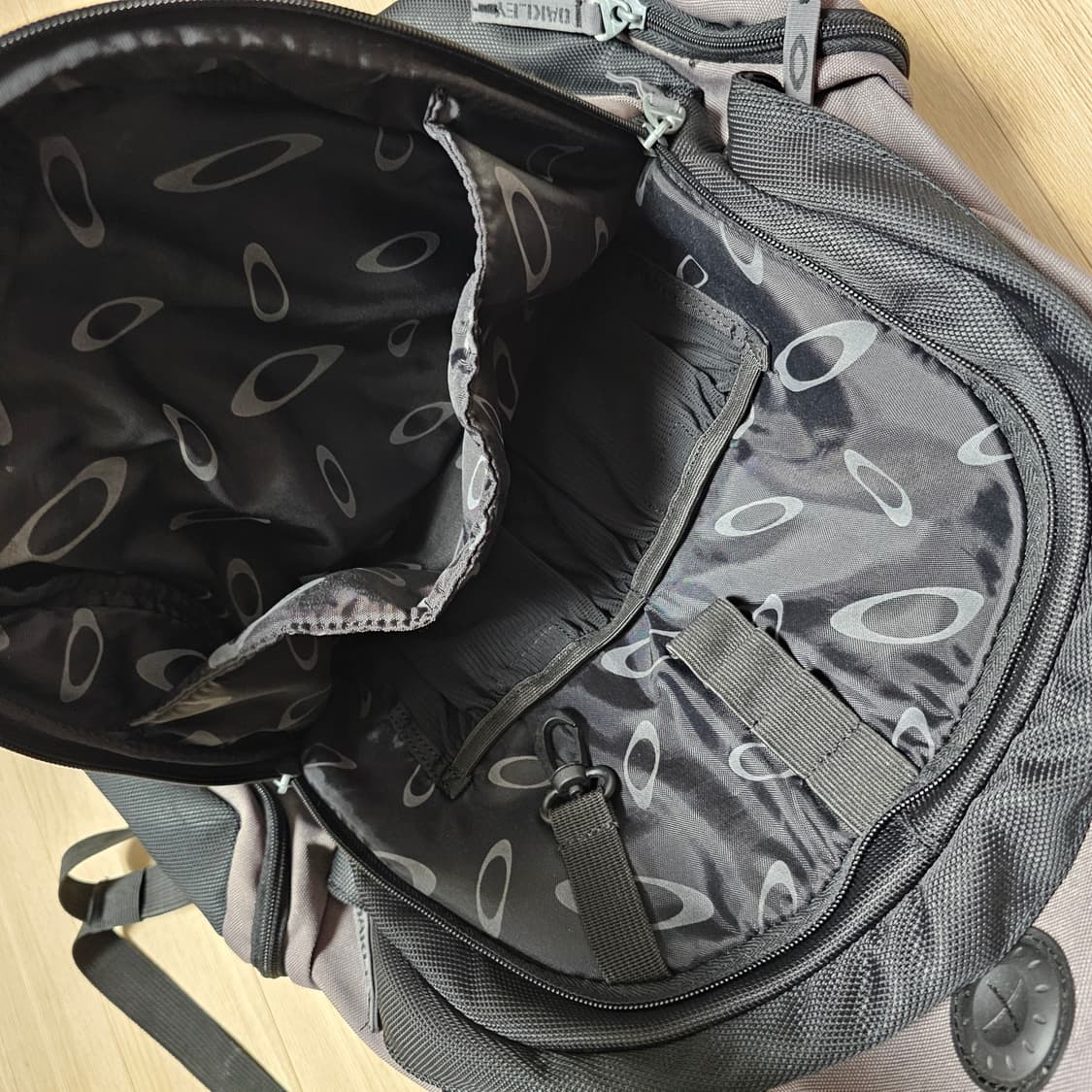 오클리 재팬 백팩 가방 다크그레이 2회착 상품이미지6