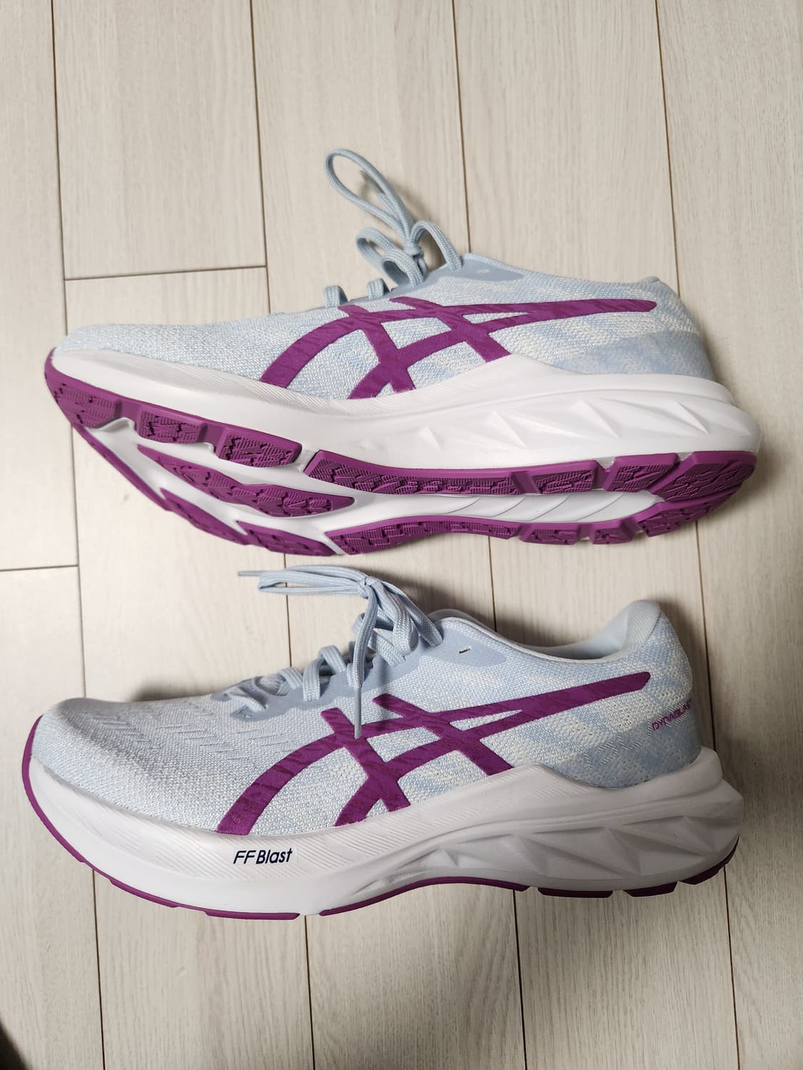 새상품급)아식스 운동화 우먼 다이나블라스트3 러닝화 사이즈250

여성용 상품이미지6