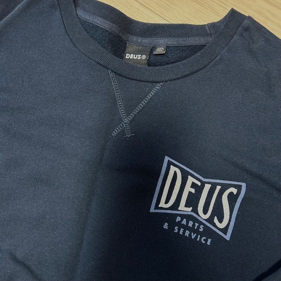 데우스 에비뉴 크루 맨투맨 네이비 상품이미지2