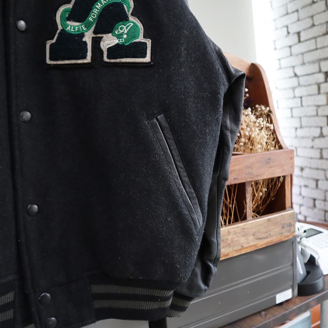 블루밍 레더 바시티 자켓 상품이미지5