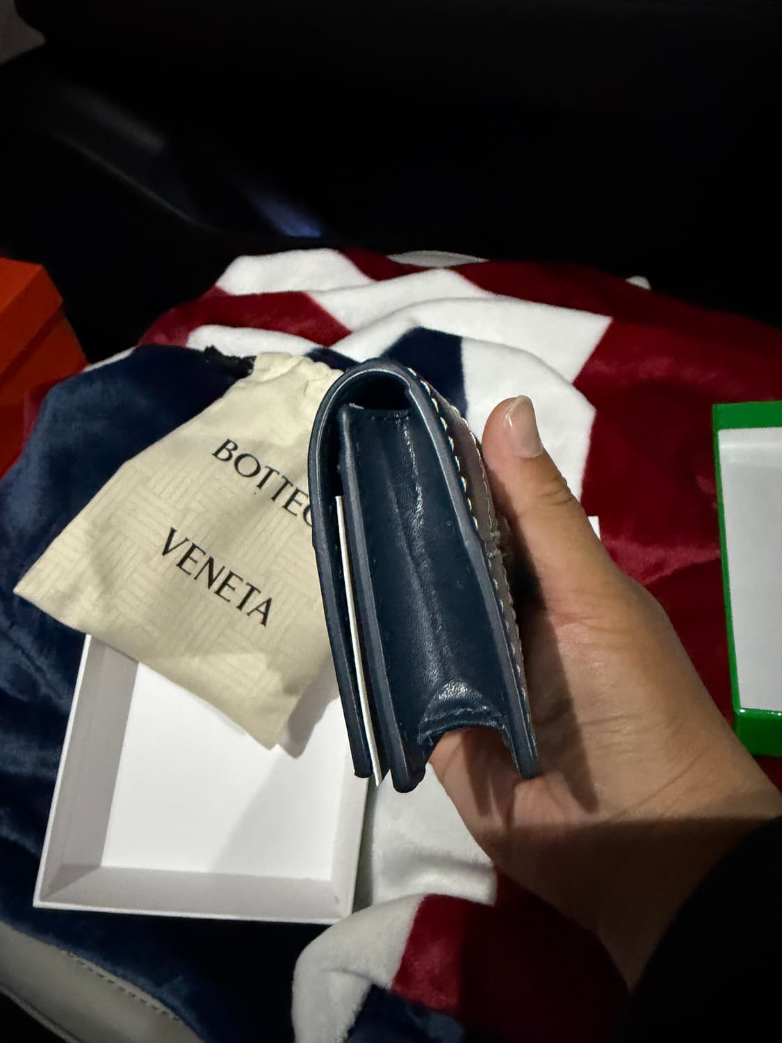 보테가베네타 카세트 스티치 카드지갑 한정판 딥블루 판매 상품이미지4