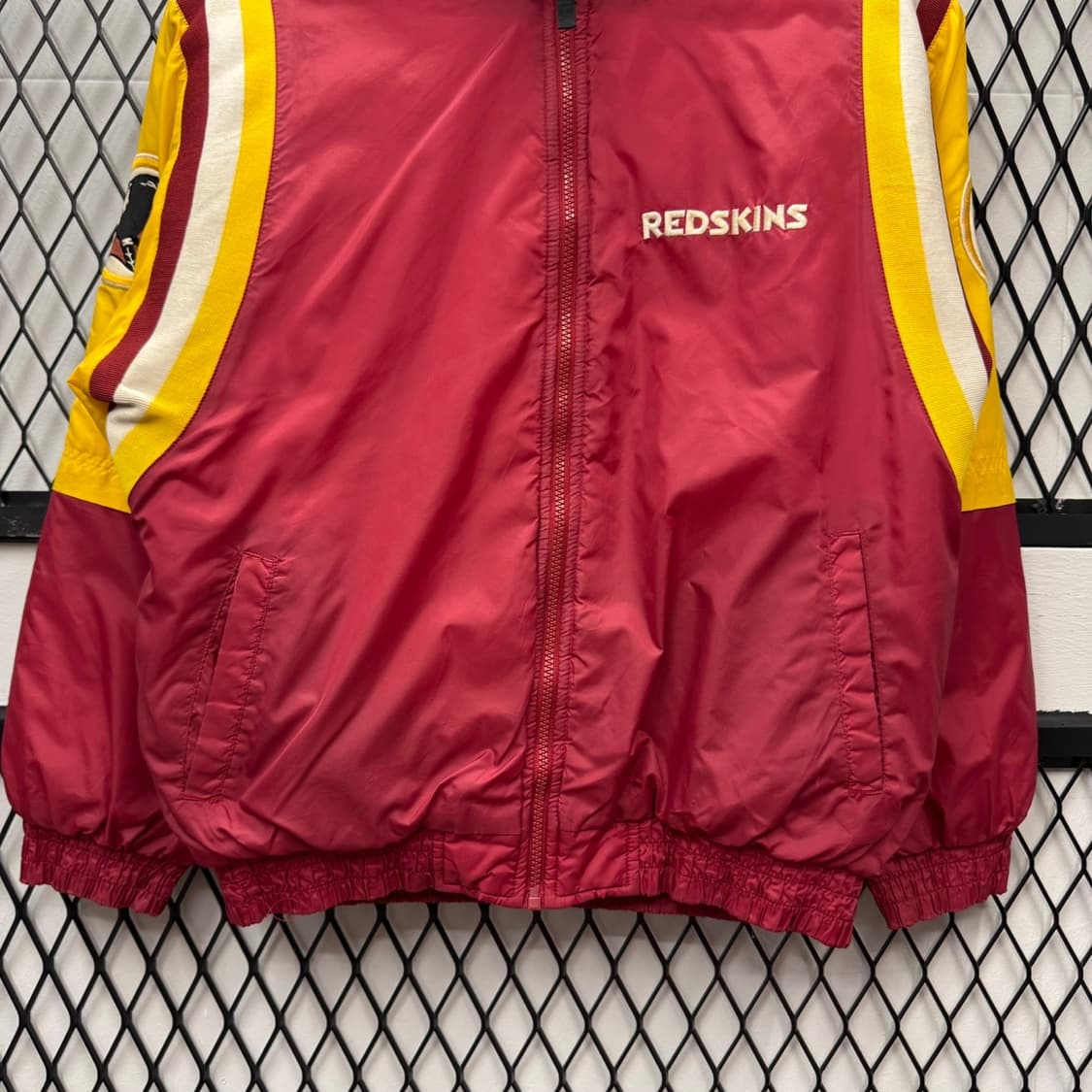 90s NFL X 워싱턴 레드스킨스 크롭 후드 점퍼 버건디 옐로 배색 상품이미지4
