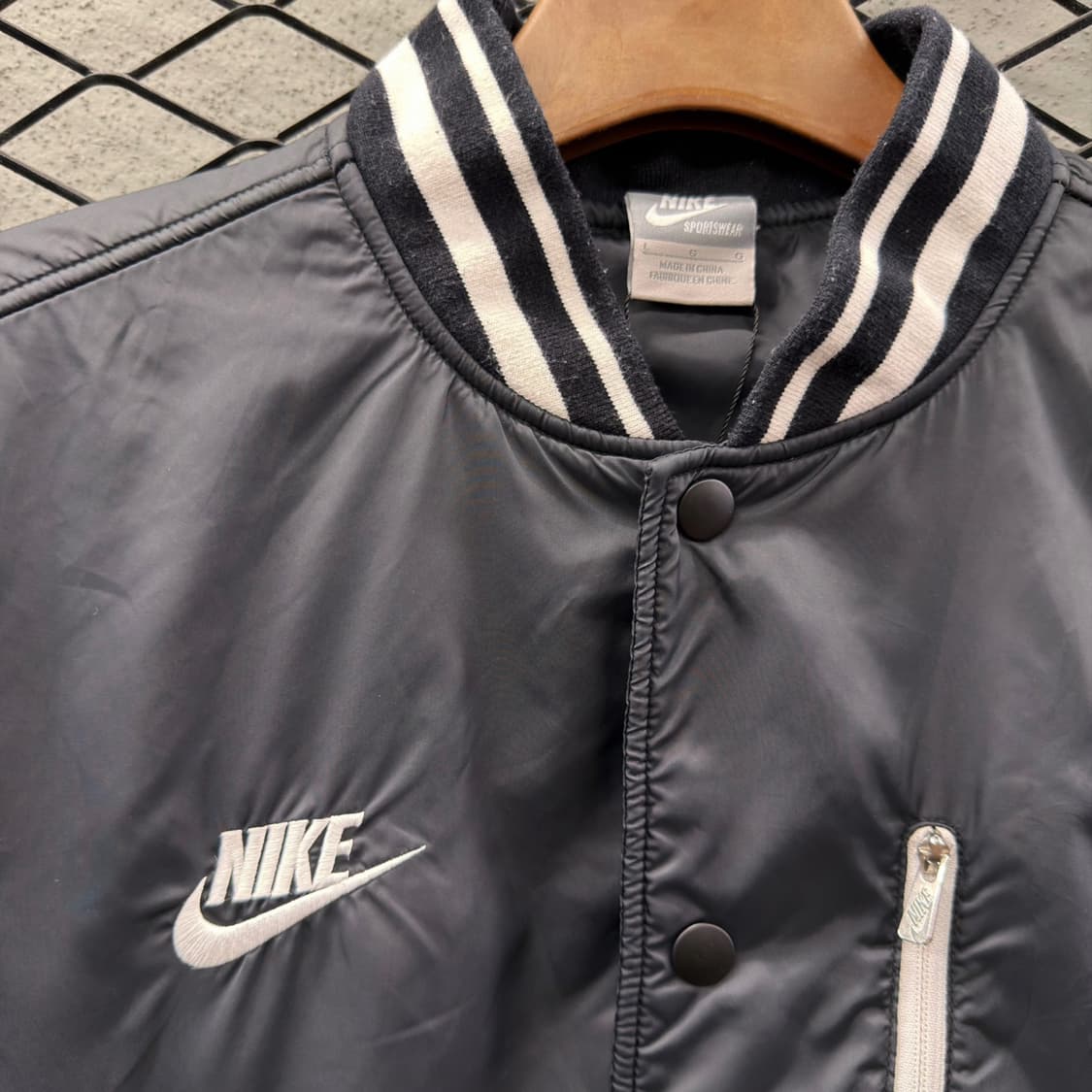 나이키 스타디움 바시티자켓 스몰포켓 디테일 블랙 상품이미지5