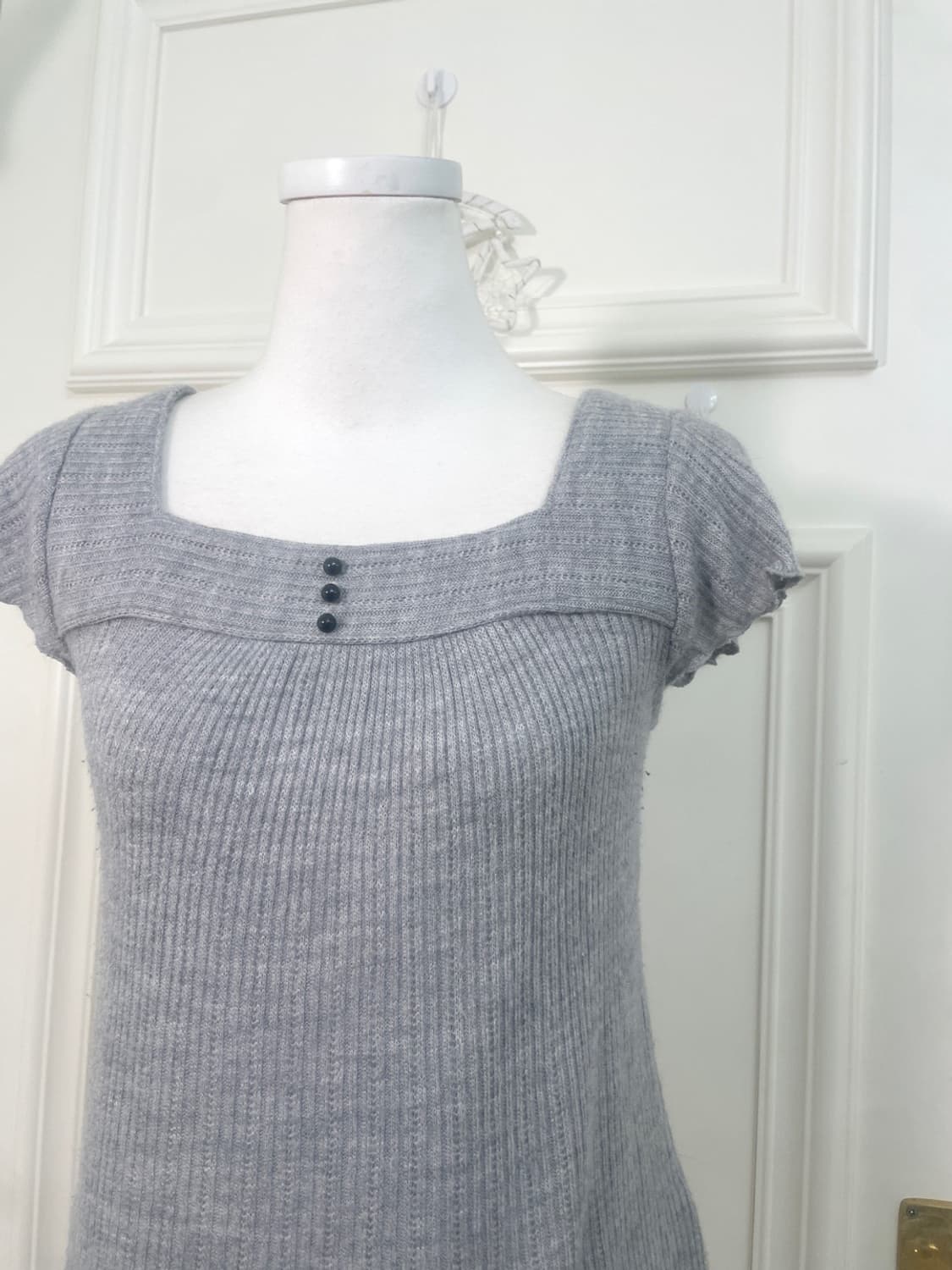 gray button point square-neck knit top 상품이미지6