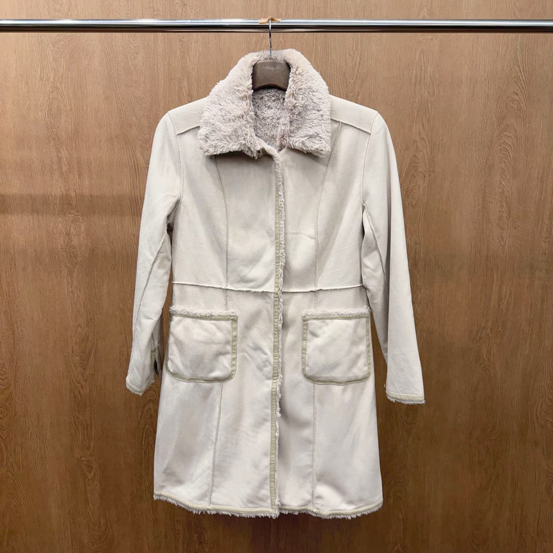 꾸레쥬 롱 무스탕 코트 퍼 트리밍 스냅 버튼업 디테일 레귤러핏 아이보리 상품이미지2