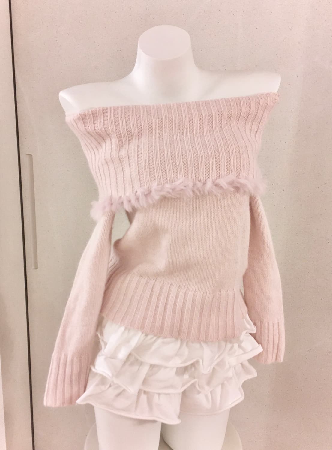 글래시어 핑크 퍼 오프숄더 니트 히메갸루 상품이미지4