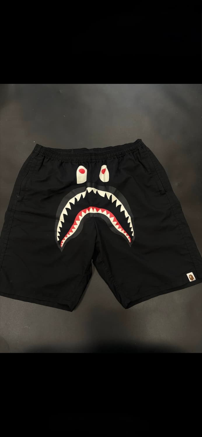 베이프(A Bathing Ape) 브랜드의 샤크 프린트 반바지 상품이미지1
