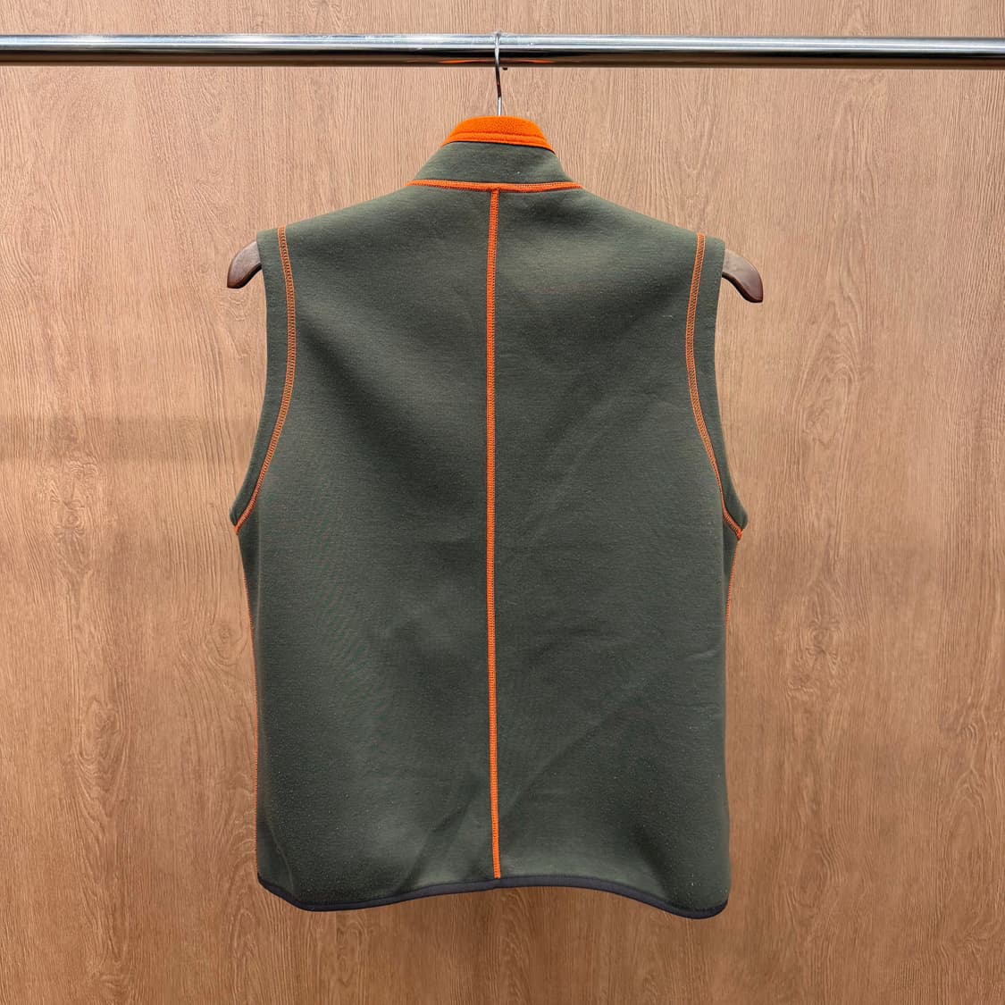 까스텔바작 스포츠 리버시블 플리스 베스트 로고 자수 디테일 오렌지 카키 상품이미지7