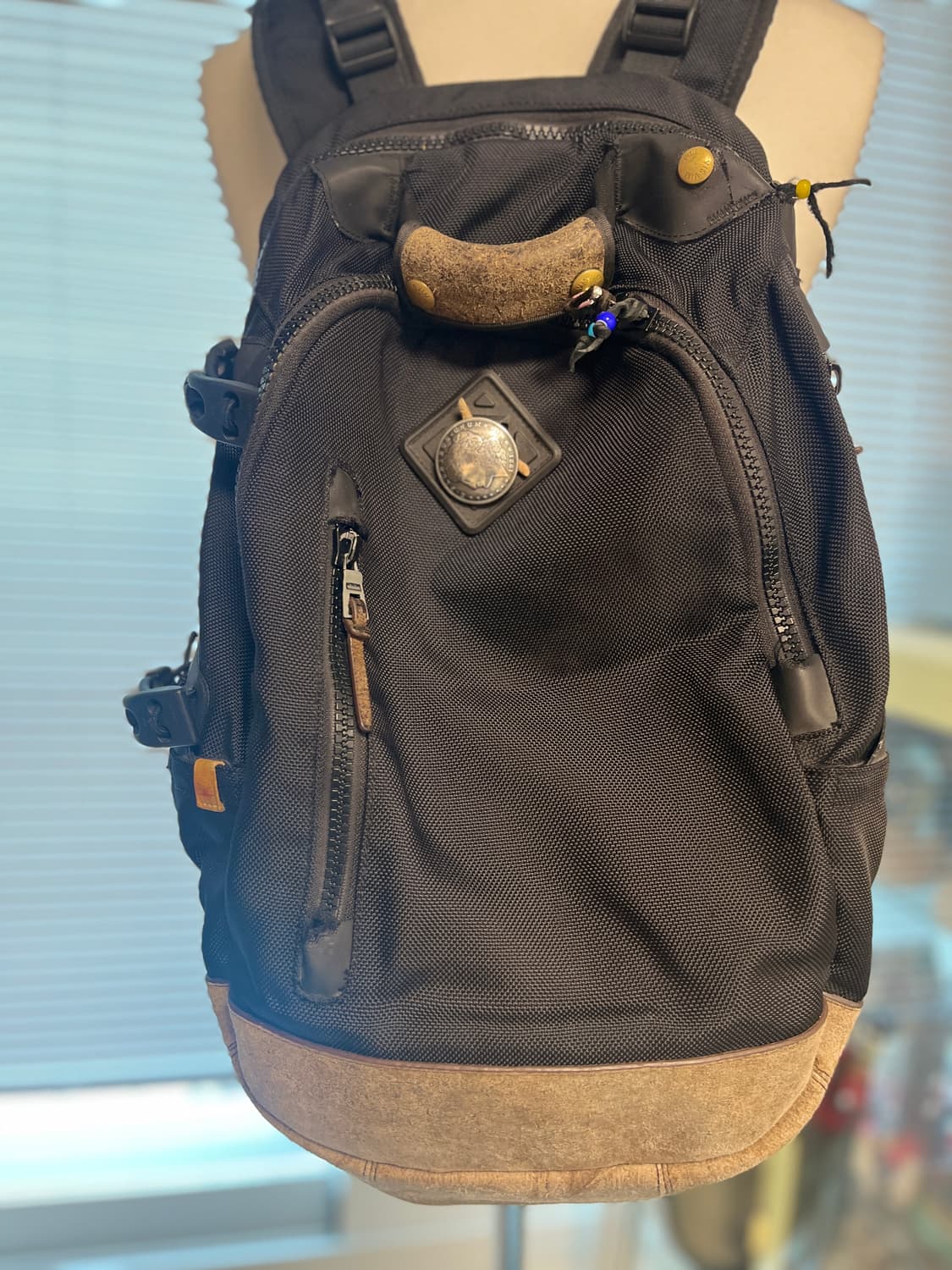 비즈빔 블랙앤브라운 스웨이드 콘초커스텀 발리스틱백팩 20L 상품이미지1